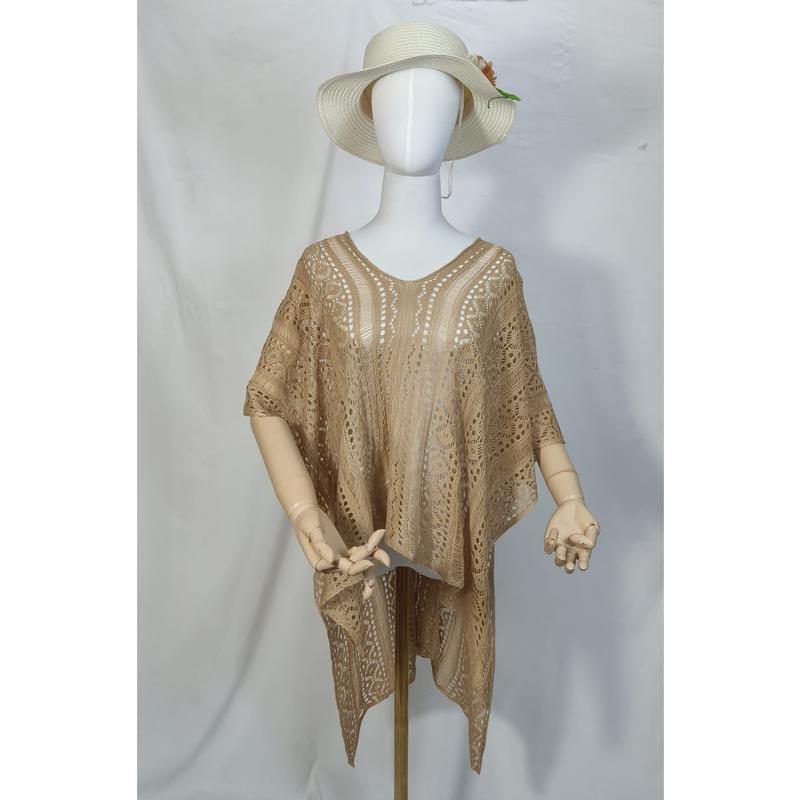 Béžová háčkovaná krajková tunika kaftan s výstřihem do V a širokými rukávy na figuríně, spárovaná s bílým spodním oblečením – letní plážové přikrytí z krajkové bavlny, ideální jako vzdušný módní doplněk pro plážové a letní outfity. - Oeko-Tex & BSCI