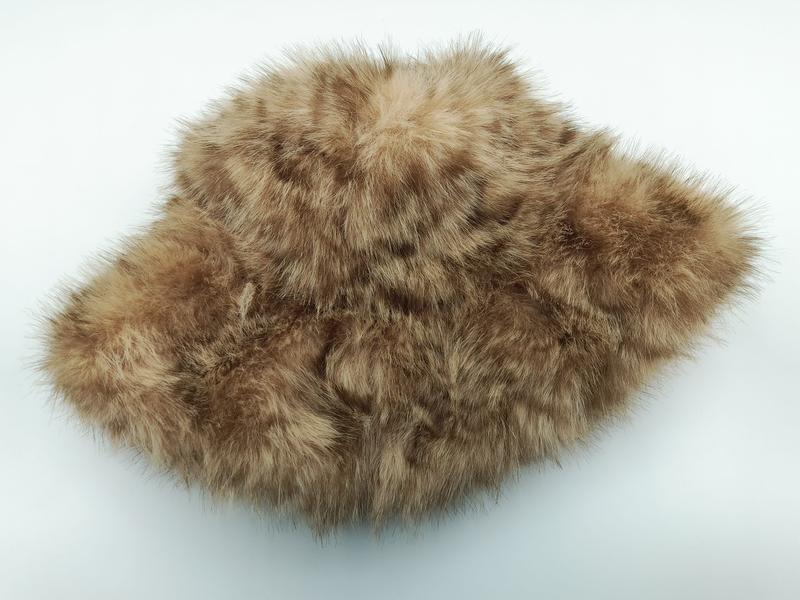 Povlak na polštář z umělé kožešiny v béžovo-hnědém skvrnitém vzoru s měkkým chlupatým vlasem. Luxusní fluffy textura imitující přírodní kožešinu, ideální pro dekorativní polštáře. Béžová a hnědá barevná kombinace se skvrnami dodává elegantní zvířecí