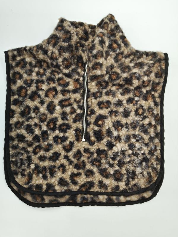 Nákrčník dickey z beránkové fleece s leopardím vzorem, stříbrným polovičním zipem a černým lemováním. Hřejivý módní doplněk kombinující zvířecí print s pohodlným sherpa materiálem, ideální pro chladné dny. Elegantní a praktický nákrčník s módním leop