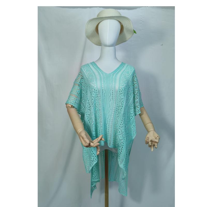 Aqua mátová háčkovaná krajková plážová tunika kaftan s V-výstřihem a širokými rukávy na figuríně – elegantní vzdušný přehoz přes plavky v mentolové barvě, krajkový vzor, volný střih, ideální jako letní plážový doplněk.